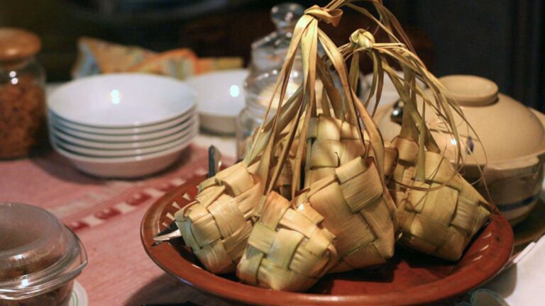 Ketupat, salah satu makanan khas lebaran.