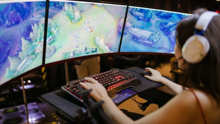 a woman playing league of legends